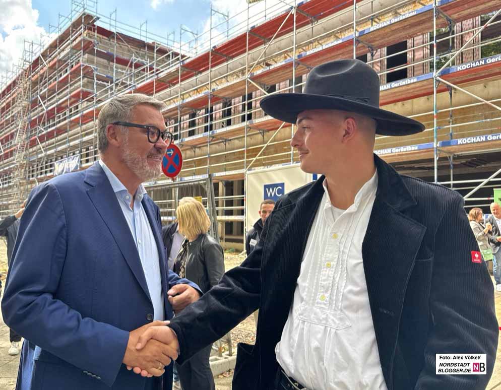 Thomas Westphal und Falco Hollenbeck schütteln sich die Hand.