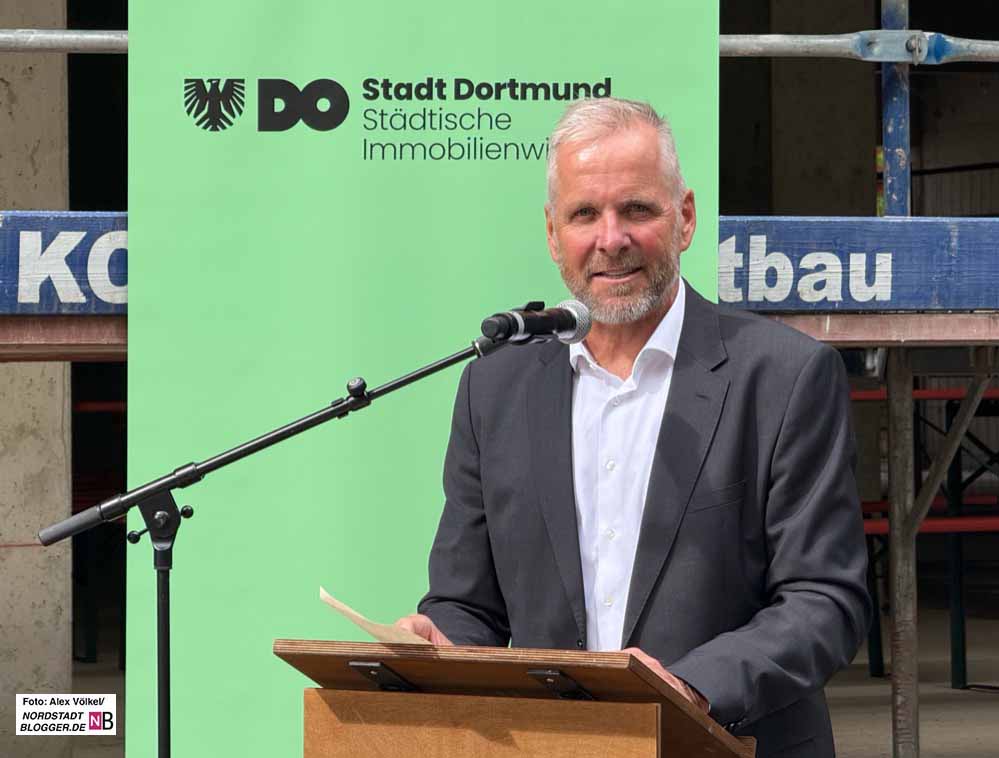 Andreas Grosse-Holz am Mikrofon