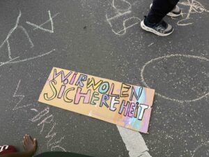 Demo 5. September Kreide auf den Boden