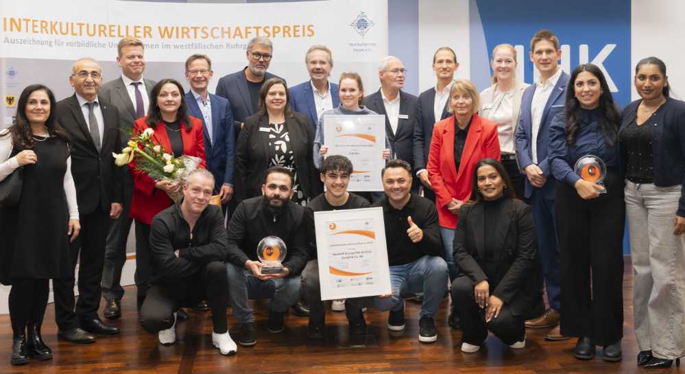 Gruppenbild der Presiträger:innen und Organisator:innen