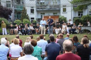 Musizierende im Innenhof