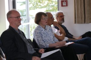 Zuhörer bei einer Sitzung des evangelischen Kirchenkreises.