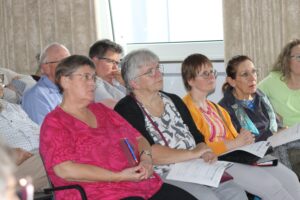 Zuhörer bei einer Sondersitzung der Kirchengemeinde.