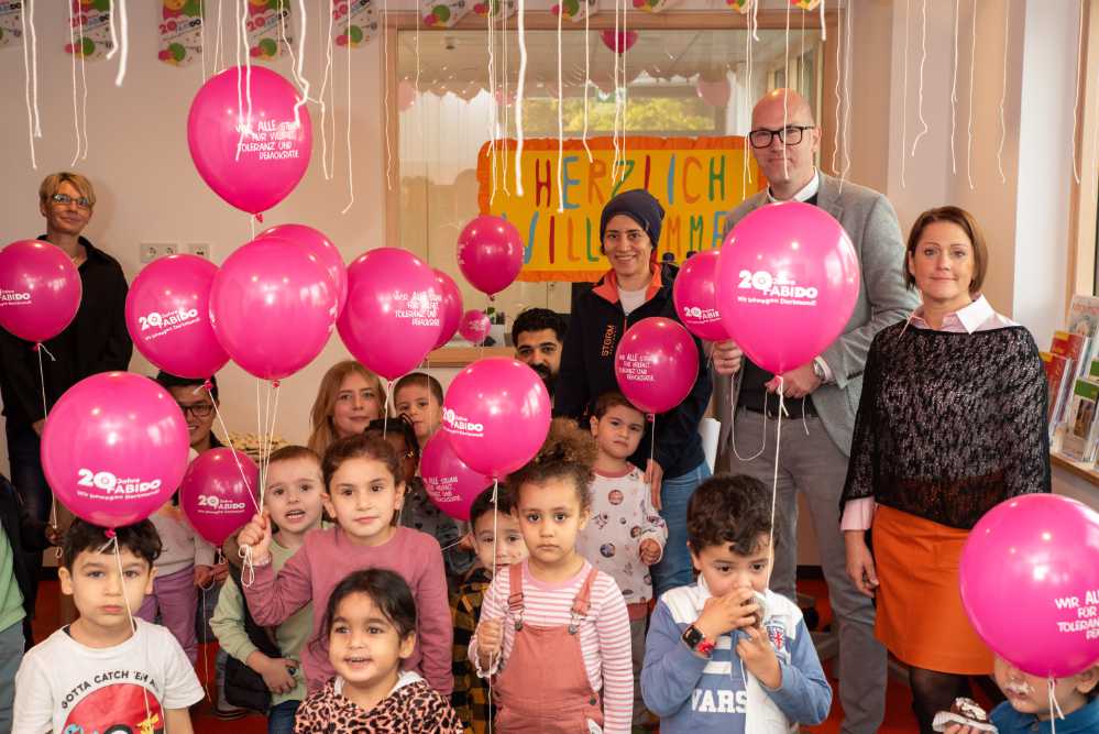 Gruppenbild zur Eröffnung mit Luftballons