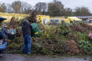 Zwei Personen bei der Grünschnittannahme.