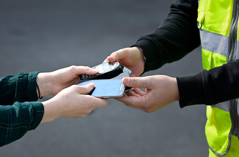 Handys werden ausgetauscht.