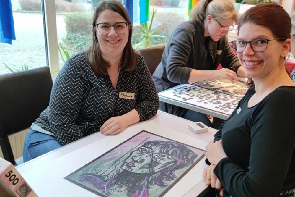 Personen beim puzzeln