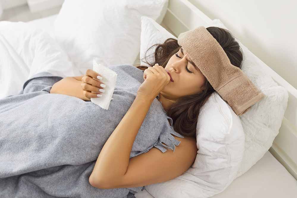 Eine kranke Person liegt im Bett