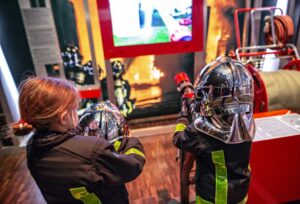Kinder entdecken die Ausstellung 