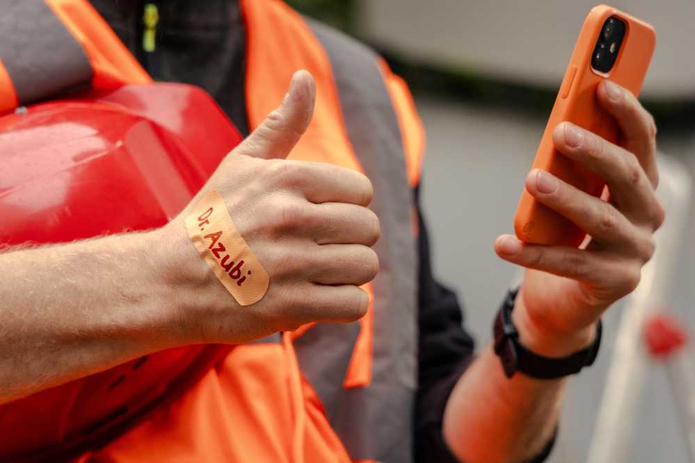 Hand eines Auszubildenden mit einem „Dr. Azubi-Pflaster“