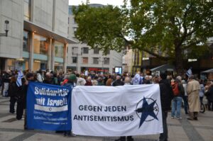 Banner mit der Aufschrift „Gegen jeden Antisemitismus.“