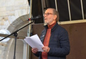 Zwi Rappoport bei seiner Rede auf der Kundgebung.