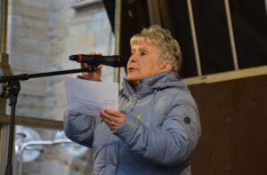 Alexandra Khariakova während sie auf der Bühne ihre Rede hält.