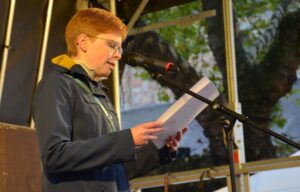Ruth Nientiedt auf der Bühne vorm Mikrofon.