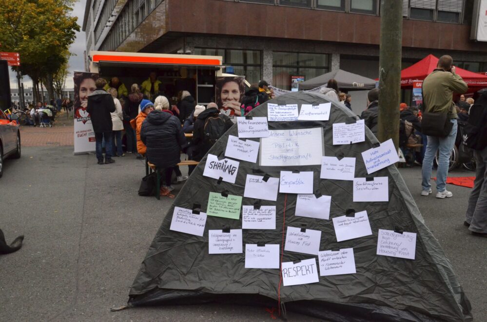 Zelt auf der Kundgebung, das demonstrativ aufgebaut wurde, um auf die Situation obdachloser Menschen im Winter aufmerksam zu machen.
