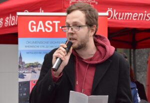 Colin Fischer am Mikrofon auf der Kundgebung.