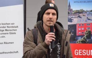 Tim Sonnenberg, während er seinen Redebeitrag hält.