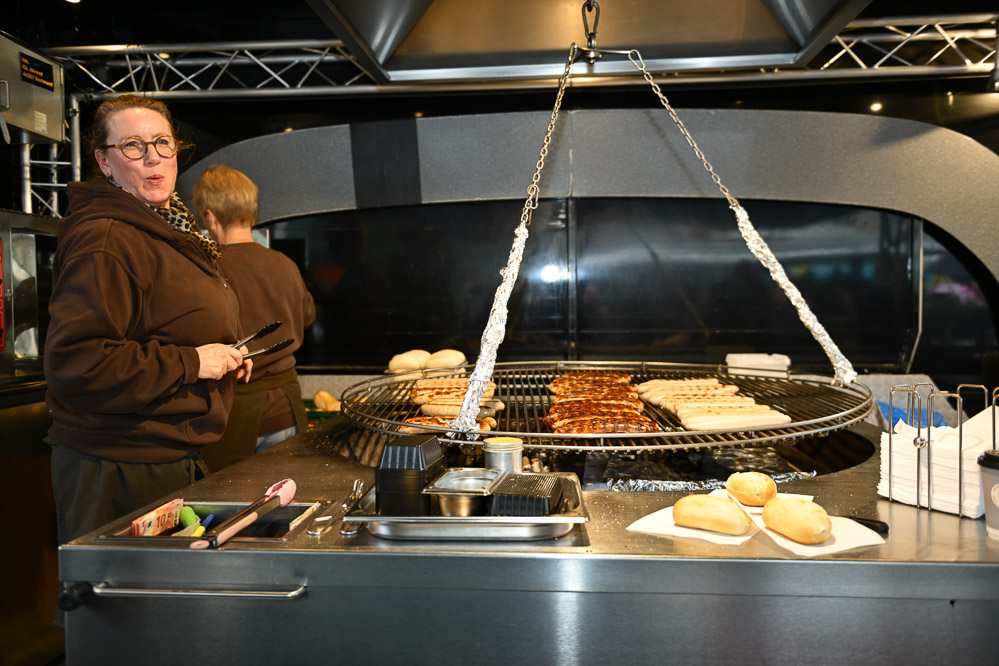 Bild zeigt den Bratwurststand mit Christine Ahrend