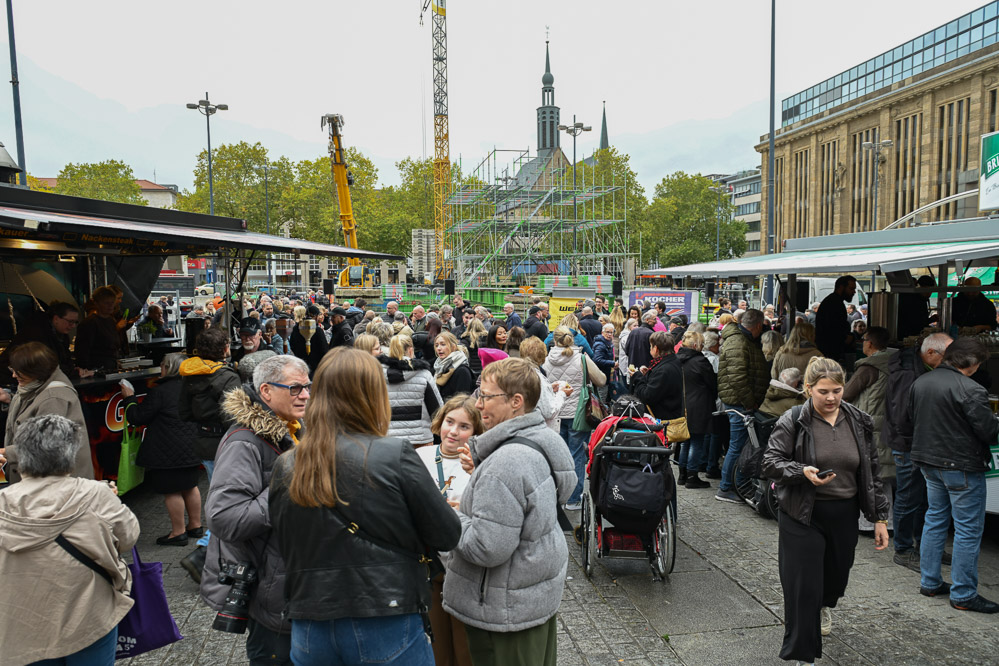 Besucher:innen der Grundsteinlegung zur Weihnachtsstadt Dortmund