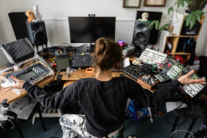 Jana Kerima Stolzer in ihrem Atelier, im Hintergrund ihr Arbeitsplatz