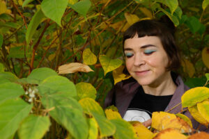 Bild zeigt Jana Kerima Stolzer in der Natur