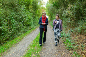 Bild zeigt Jana Kerima Stolzer im Gespräch mit der Journalistin