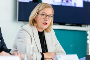 Kerstin Groß in der Pressekonferenz