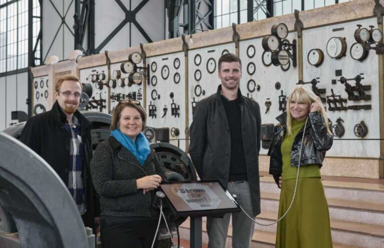 Verbandsmitglieder des LWL vor den Stationen