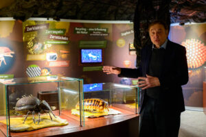 Bild zeigt Prof. Dr. Willi Xylander, er führt durch die Ausstellung