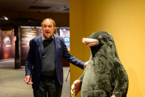 Bild zeigt Prof. Dr. Willi Xylander, er führt durch die Ausstellung und steht hier neben einem überdimensionalem Maulwurf