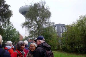 Gruppe unter umgestalteten Fördergerüst