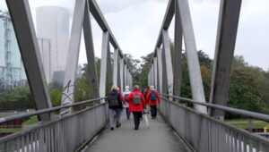  Rauch steigt aus Kraftwerksturm