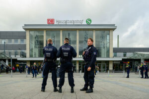 Bild zeigt Polizei-Präsenz vor dem Hauptbahnhof
