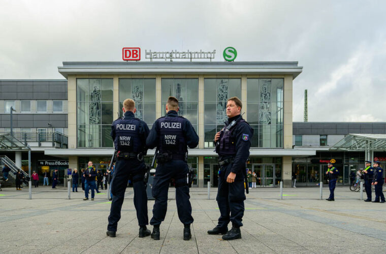 Bild zeigt Polizei-Präsenz vor dem Hauptbahnhof