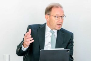 Stefan Schreiber in der Pressekonferenz