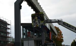 Erkundung der Feuerwehr der H-Bahn