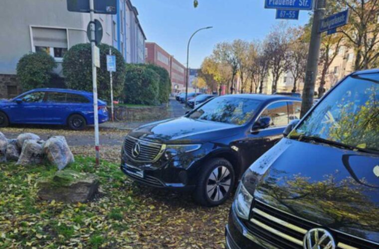 Parkende Autos behindern Gehwege