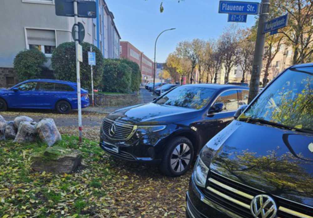Parkende Autos behindern Gehwege