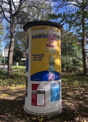 Plakat für die neue Karte an Litfaßsäule 