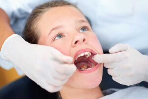 Kind bei der zahnärztlichen Untersuchung