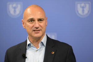 Bild zeigt Oberbürgermeister Alexander Kalouti - Einzug ins Rathaus