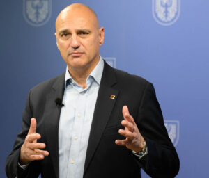 Bild zeigt Oberbürgermeister Alexander Kalouti - Einzug ins Rathaus