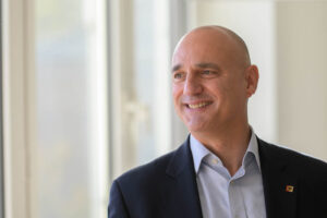 Bild zeigt Oberbürgermeister Alexander Kalouti - Einzug ins Rathaus