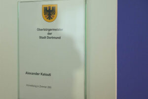 Bild zeigt das neue Türschild von Oberbürgermeister Kalouti