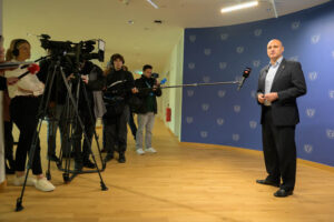 Bild zeigt Oberbürgermeister Alexander Kalouti - Einzug ins Rathaus