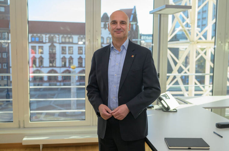 Bild zeigt Oberbürgermeister Alexander Kalouti - Einzug ins Rathaus