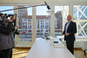 Bild zeigt Oberbürgermeister Alexander Kalouti - Einzug ins Rathaus