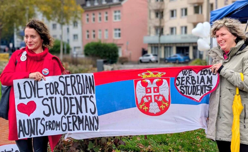 Solidarit-t-mit-den-Protestierenden-in-Dortmunds-serbischer-Partnerstadt-Ein-Jahr-nach-der-Katastrophe-mit-16-Toten-Linke-Gedenkaktion-am-Platz-von-Novi-Sad