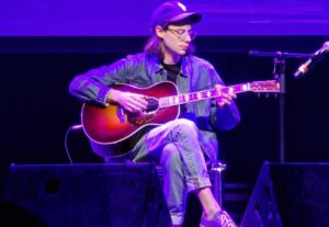 Singer-Songwriter auf der Bühne