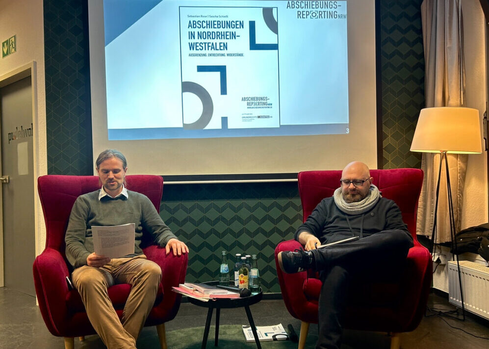 Sascha Schießl und Sebastian Rose beim Vortrag über das „Abschiebungsreporting NRW".
